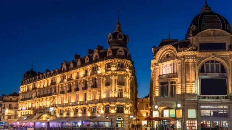 Une ville en France la nuit avec des bâtiments éclairés.